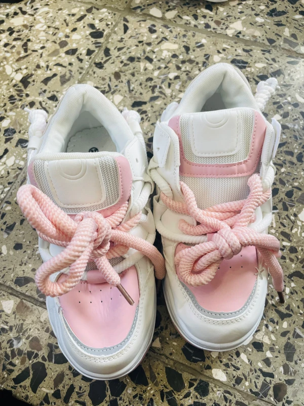 Tenis de cordon gordo blaco y rosa's foto | 🛍️D’coDum & Luminarias🛍️ |  BizneCubano