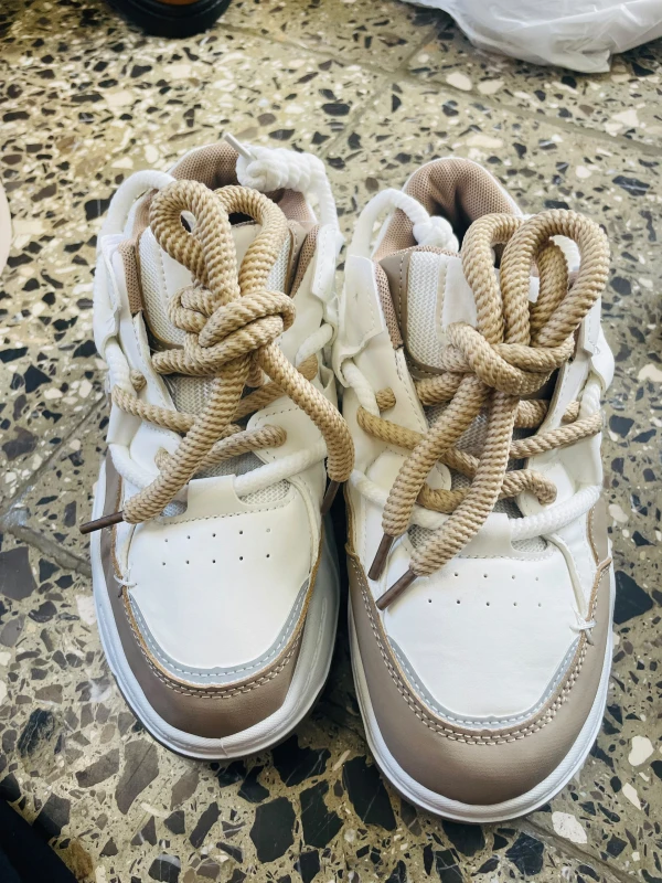 Tenis de cordon gordo blanco y carmelita's foto | 🛍️D’coDum & Luminarias🛍️ |  BizneCubano