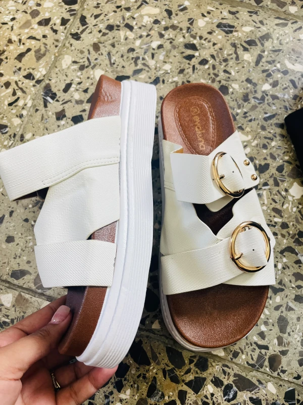 Snadalias blancas altas's foto | 🛍️D’coDum & Luminarias🛍️ |  BizneCubano